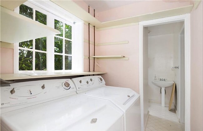 Building Photo - 2344 Glenneyre St