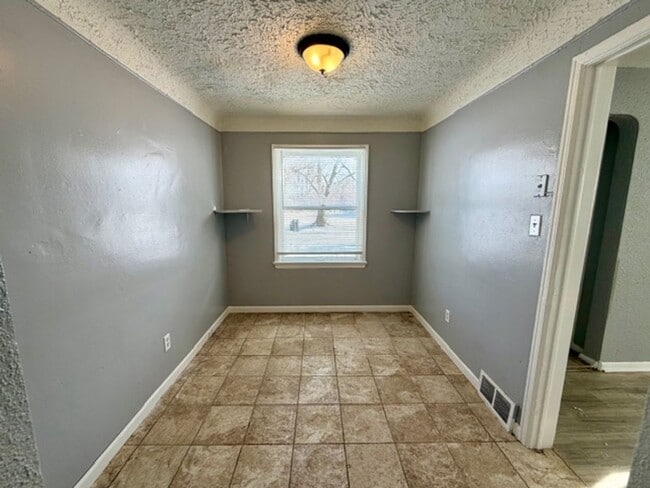 Building Photo - For Lease 3 bedrooms, 1 bath home in a nice area