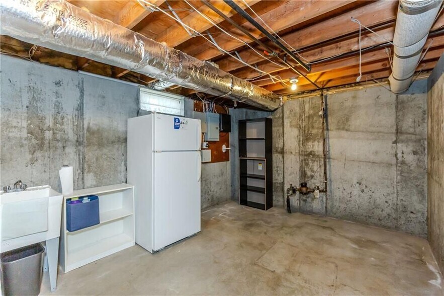 Building Photo - 53 Hazael St
