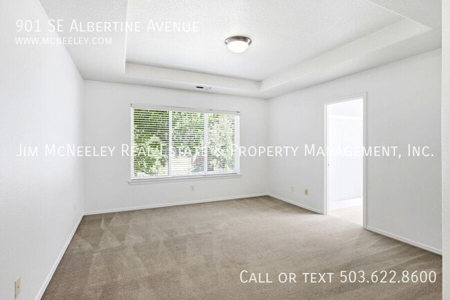 Building Photo - 901 SE Albertine St