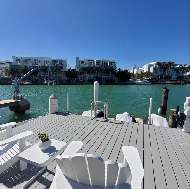 Building Photo - Beautiful waterfront townhouse in the heart of Miami