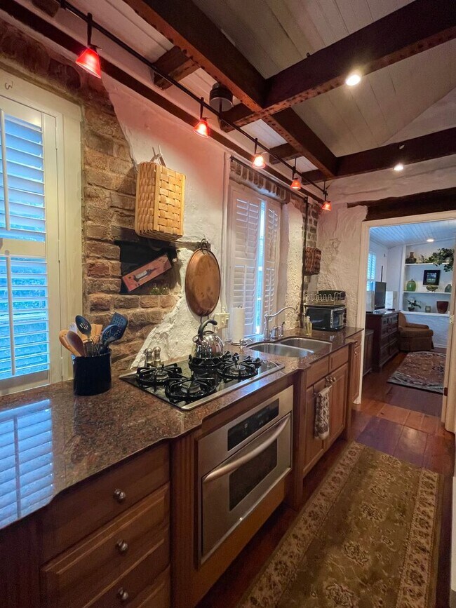 Building Photo - Charming fully furnished one bedroom condo in Ansonborough