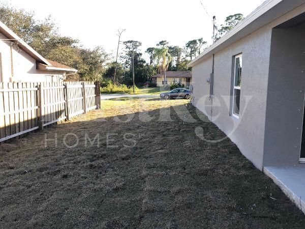 Building Photo - 931 SE Thornhill Dr
