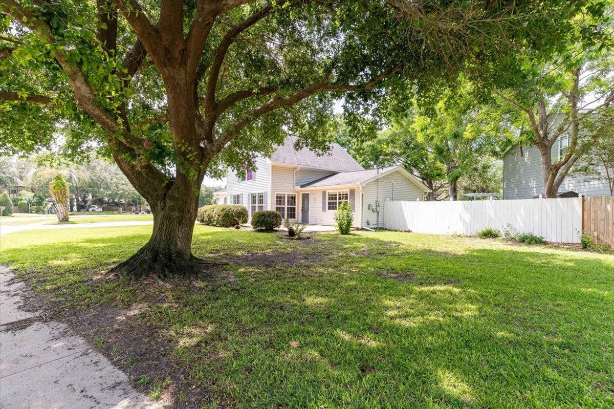 Building Photo - 817 N Lakeside Dr