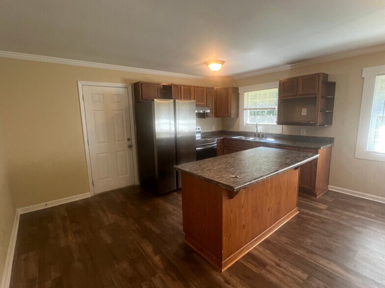 Building Photo - 183 Rogers Dr