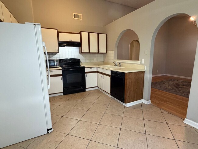 Building Photo - 6 Quail Forest Dr