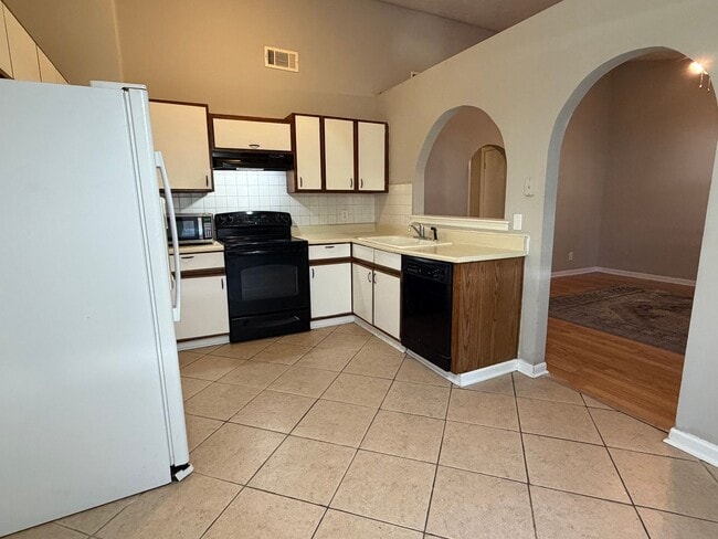 Building Photo - AVAILABLE NOW! (Pet Friendly)