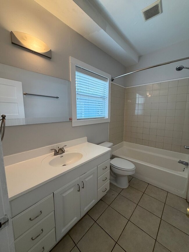Building Photo - Stylish 2/2 Bungalow with Modern Kitchen & Spacious Backyard