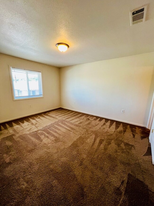 Building Photo - Large 2BR/1.5 bath apartment!