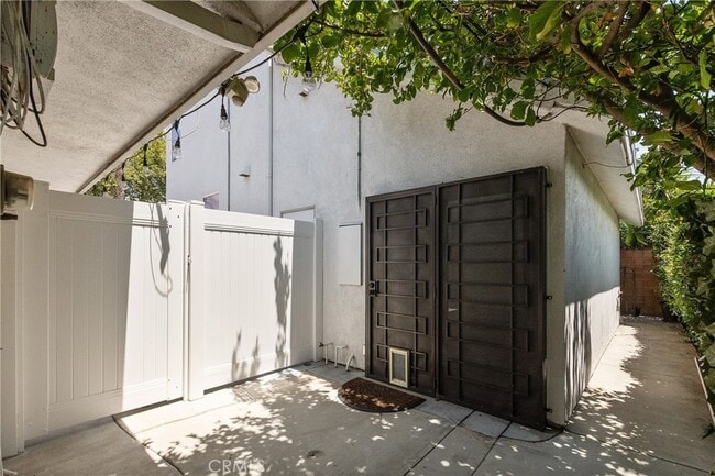 Building Photo - 8016 Crosnoe Ave