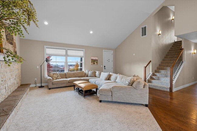 Building Photo - 4375 Vista Pointe Dr