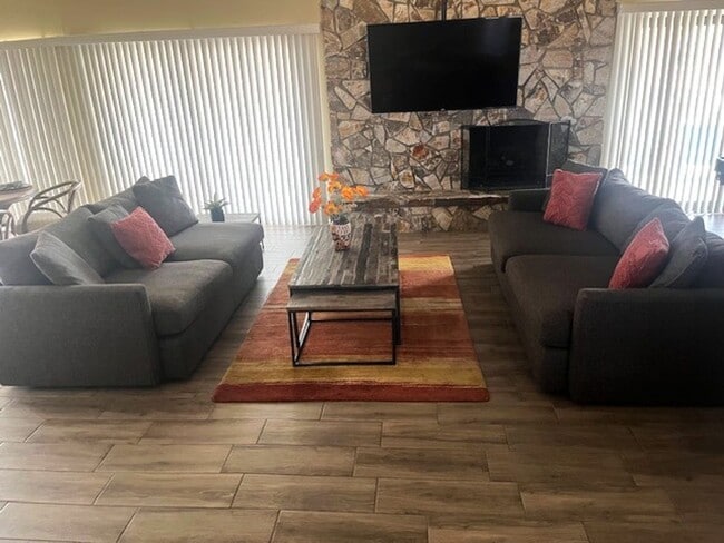 Building Photo - Golf Course Pool Home with 4 Bedrooms!