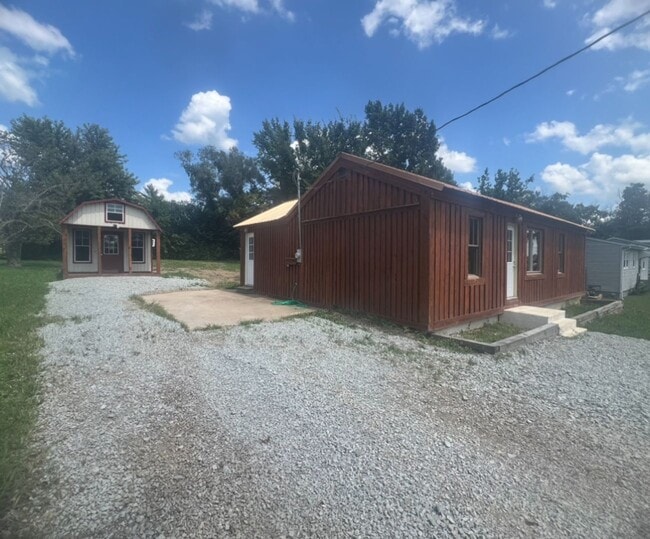 Building Photo - Newly Renovated! - $1,295 Month / $1,900 Down