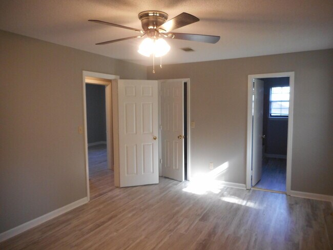 Building Photo - 2825 Crosscreek Rd
