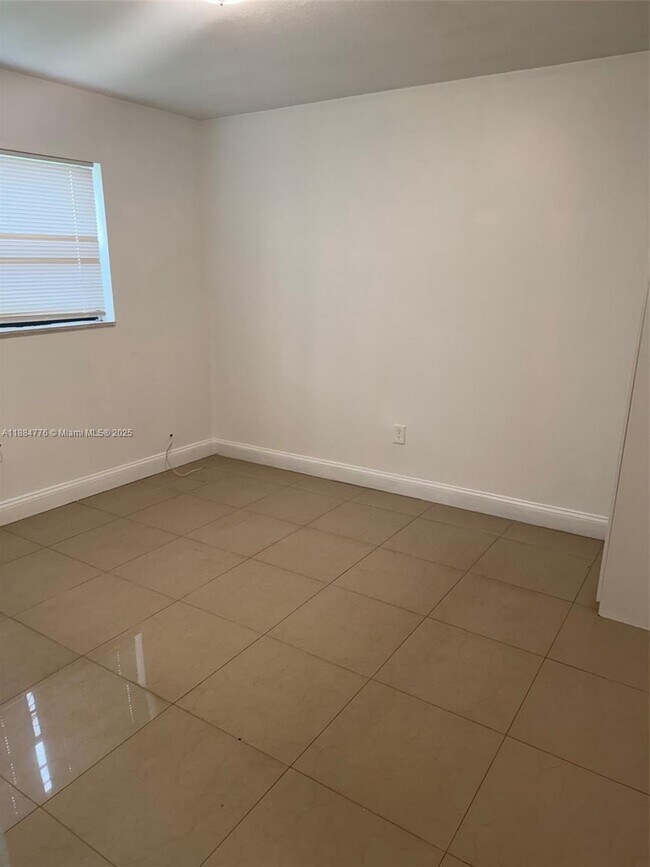 Building Photo - 1321 W 44th St