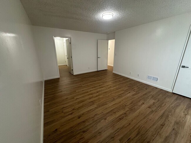 Building Photo - 547 De Leon Dr