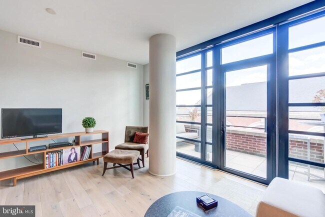 Building Photo - 1300 4th St SE