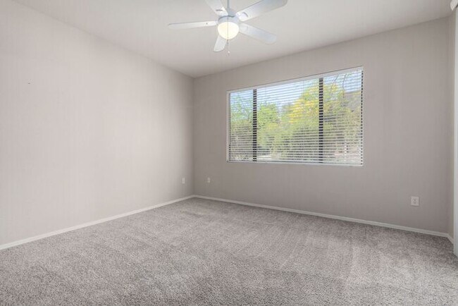 Building Photo - 2-bedroom 2 bath condo in Gated Community ...