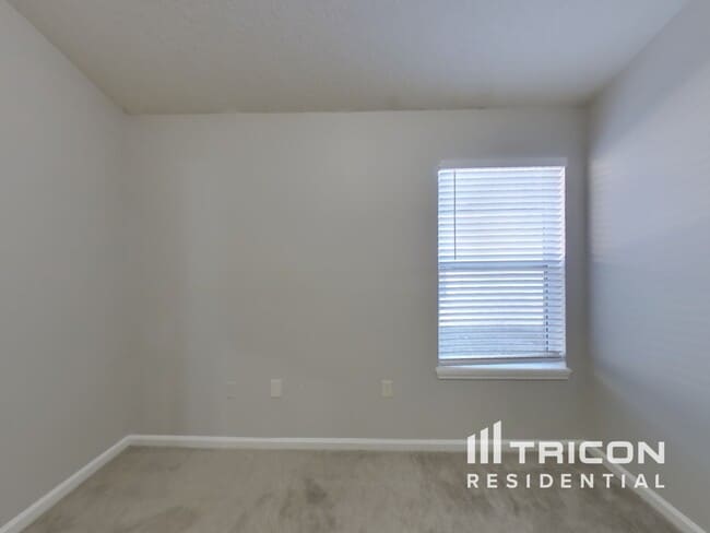 Building Photo - 2877 Centerwood Dr N
