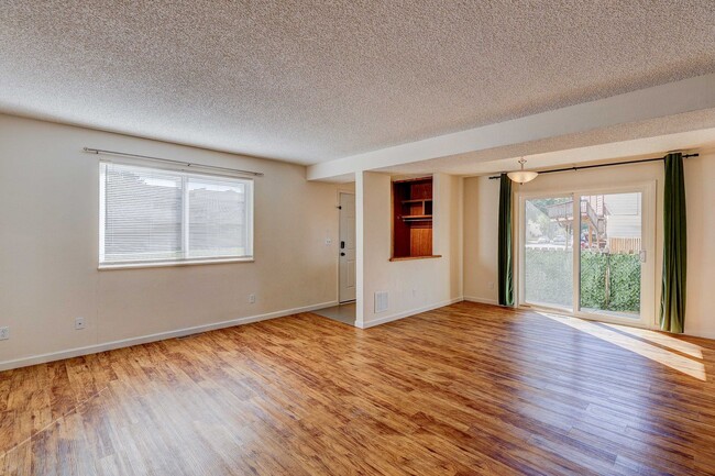 Building Photo - 3bd 2.5 bath Townhome for Rent, also on market for sale