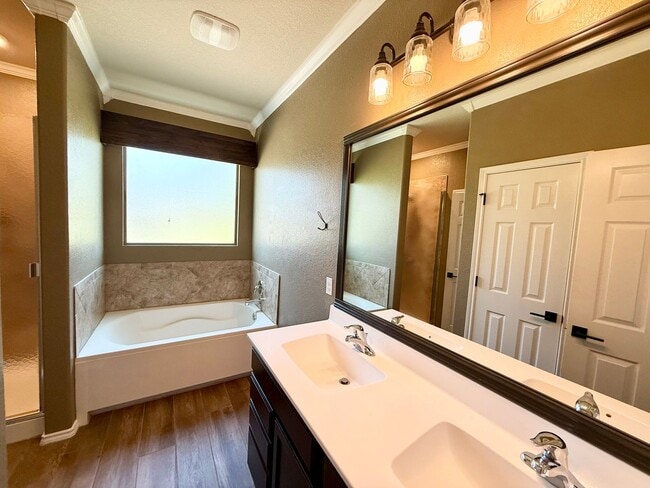 Building Photo - 5 Bedroom Home