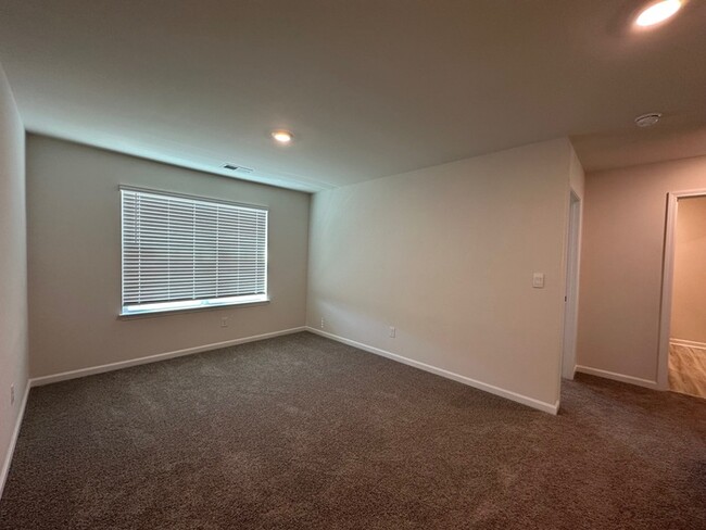 Building Photo - Brand New Home