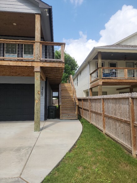 Building Photo - 3705 Oakview St