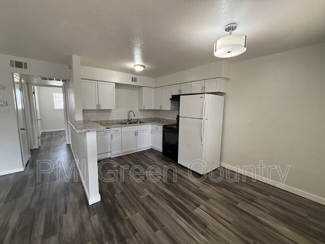 Building Photo - 917 N Yale Ave