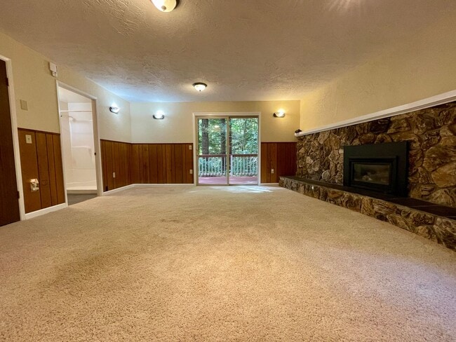 Building Photo - 4 bed, 3 bath split-level home in a private, forested setting (Bayside)