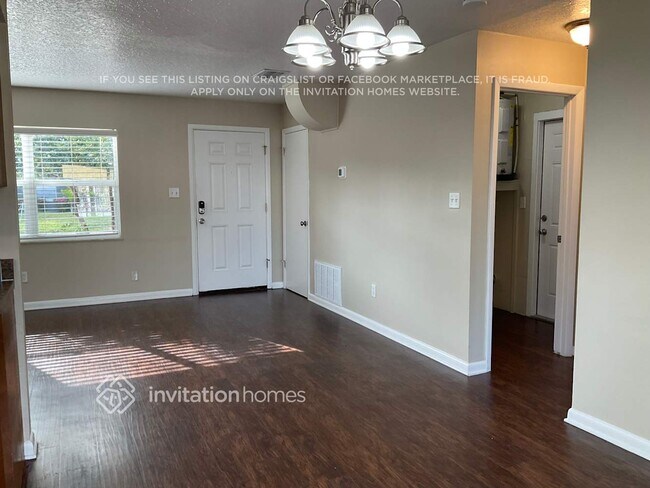 Building Photo - 2401 Driftwood Dr