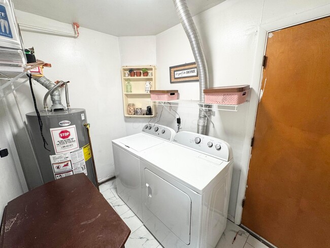 Building Photo - 4644 Broadhurst Dr