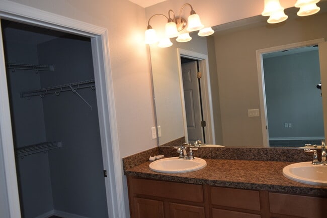 Building Photo - Super 3 bdrm 2-1/2 bath townhome  in gated Community!