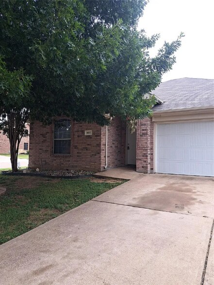 Primary Photo - 400 Angler Dr