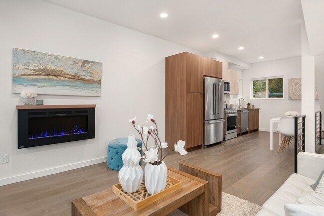 Building Photo - Stylish, Bright and Efficient 2 bed 1.75 Bath Townhome. Walk to U-Village!