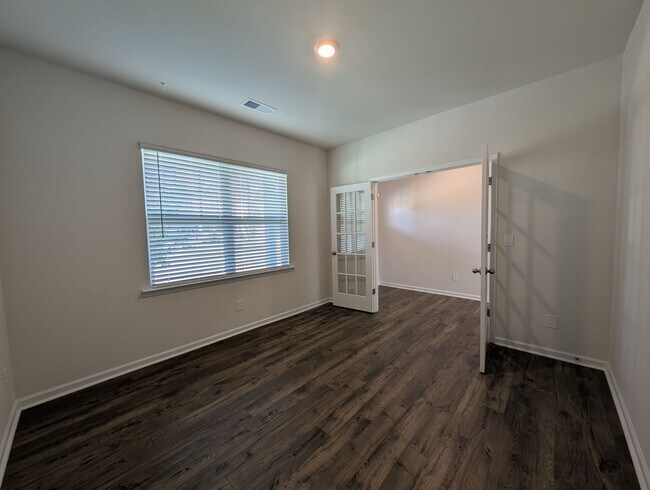 Building Photo - Spacious 2 story, 5 bedroom, 3 bath Home located in Secrest Commons Community!