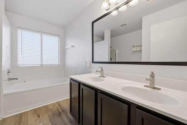 Building Photo - ***MOVE IN SPECIAL ONE WEEK FREE***Sophisticated Living Near Bamberger Nature Trails