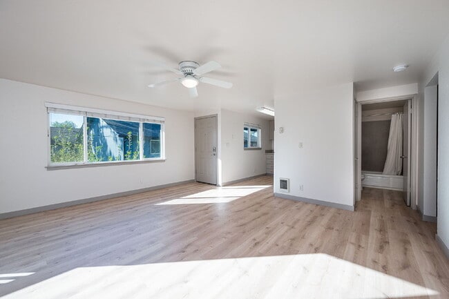 Building Photo - Affordable, Attractive 2-bed in a small Complex