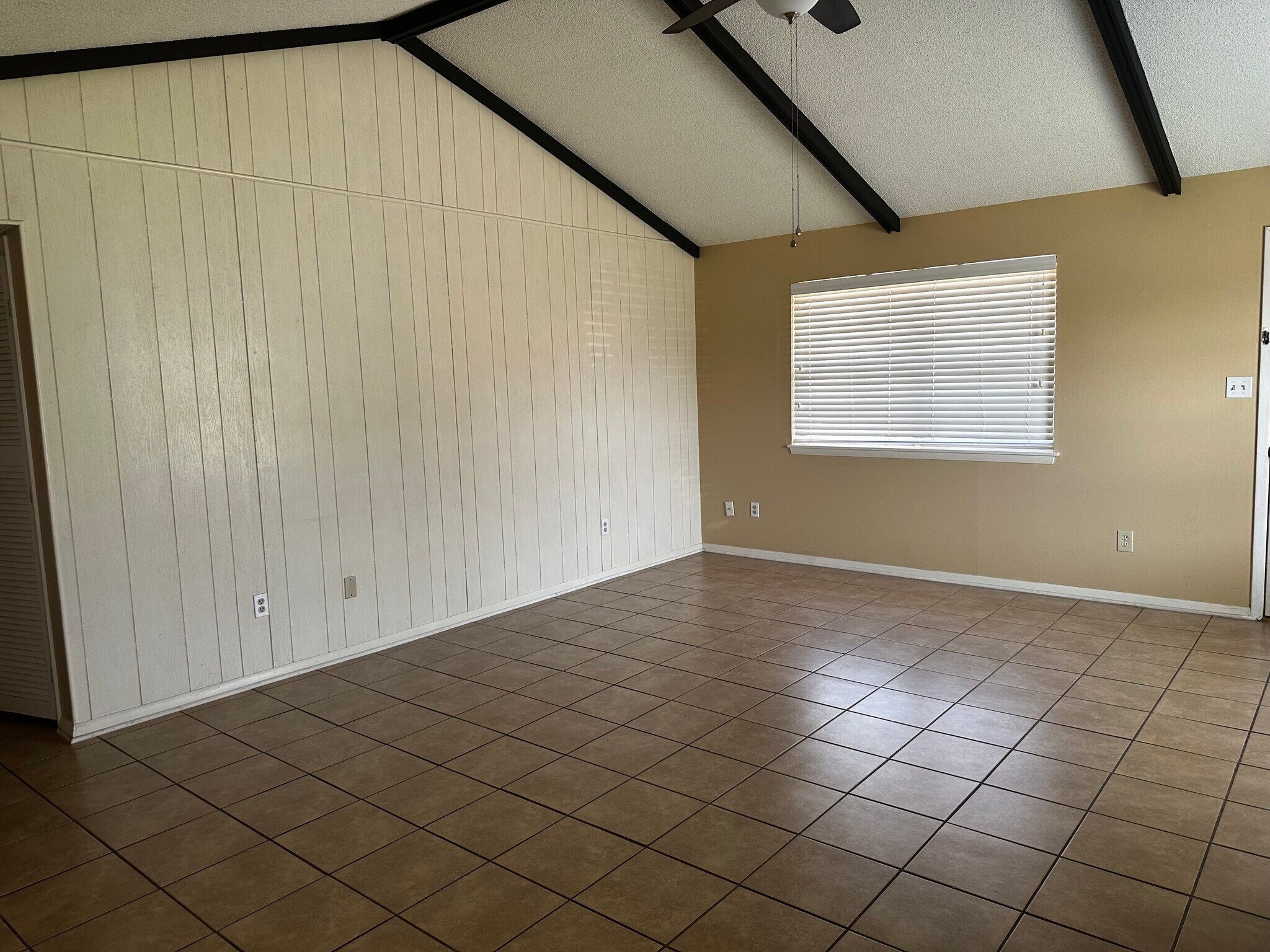 Building Photo - 1118 Violet Ave