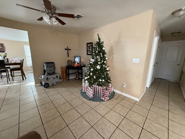 Building Photo - 401 E 43rd St