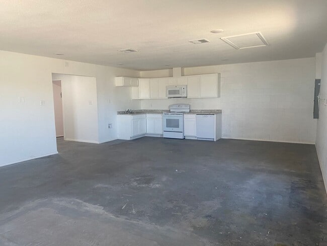 Building Photo - 2,400 sq. ft. Commercial Space – Prime Loc...