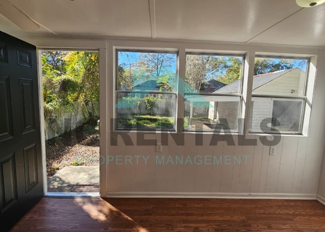 Building Photo - 1006 Panola St