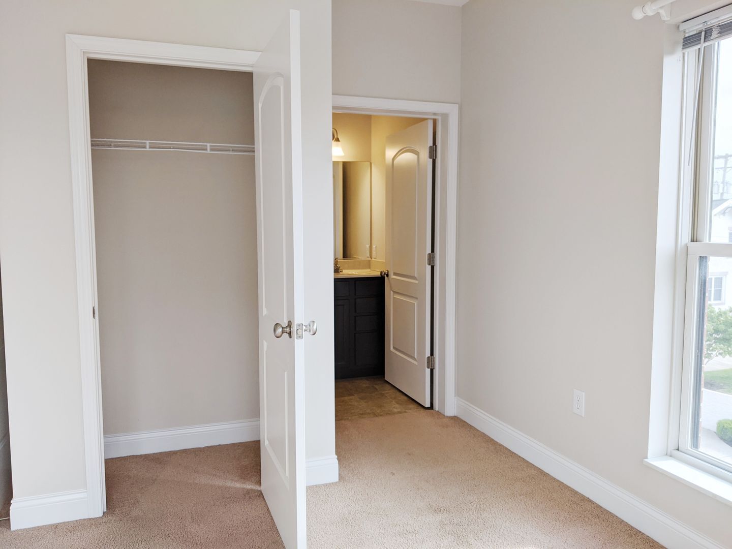 Building Photo - Sixth &amp; Washington