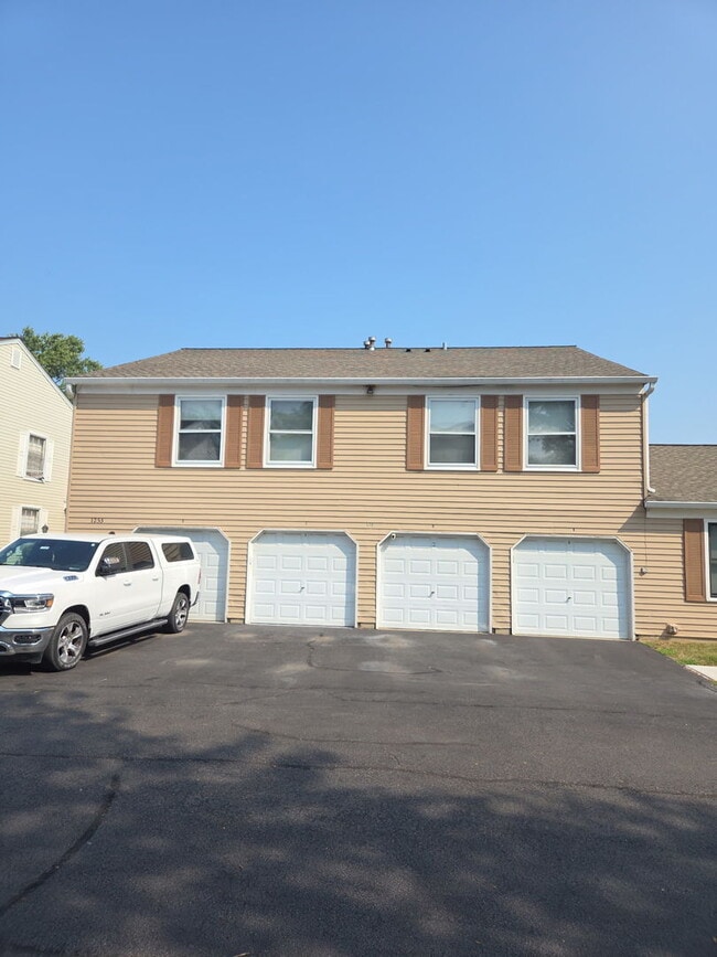 Building Photo - 1255 Pearl Ave