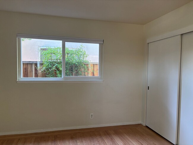 Building Photo - Well maintained 3 bed/2 bath in Santa Clara, bring your pet :)