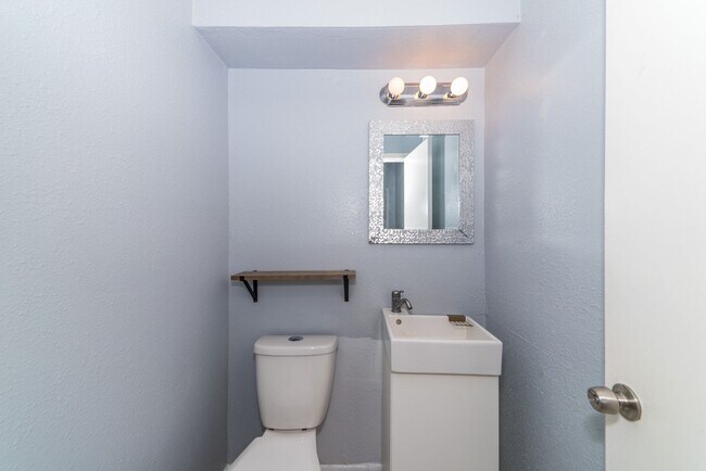 Building Photo - RENOVATED 2-BEDROOM TOWNHOME IN AHISD