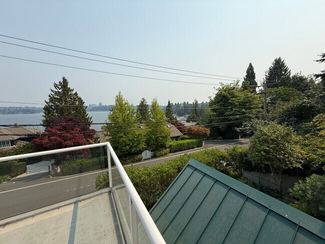 Building Photo - 7275 N Mercer Way