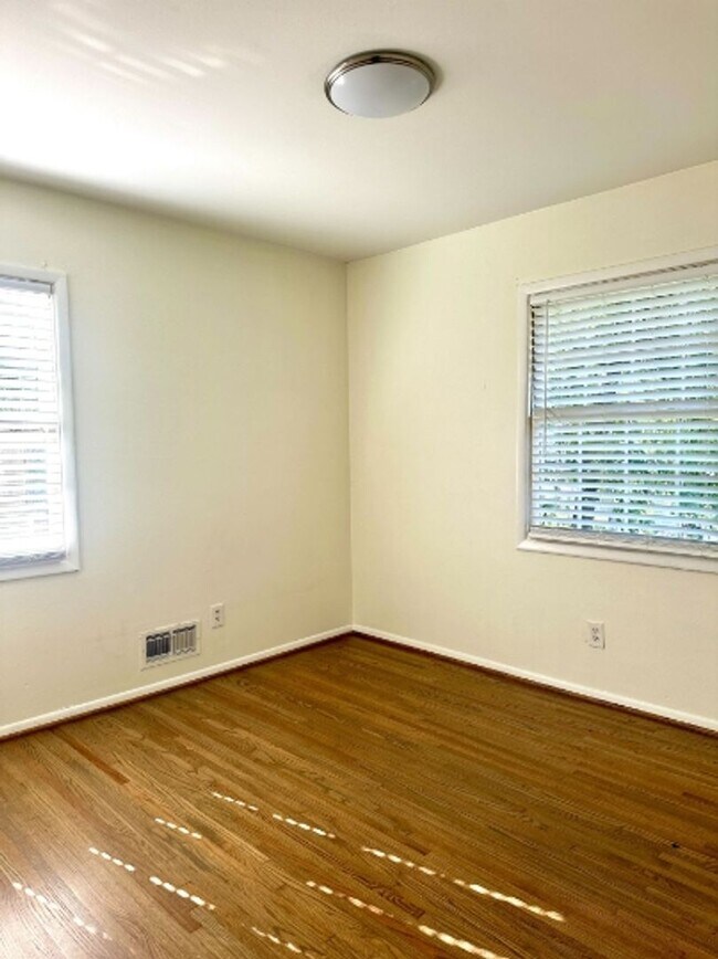 Building Photo - Bright & Airy 3-Bedroom home with Bonus Den