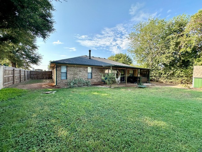 Building Photo - Charming Home in Bellmead, TX