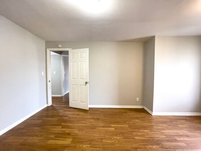 Building Photo - 118 N Martin St