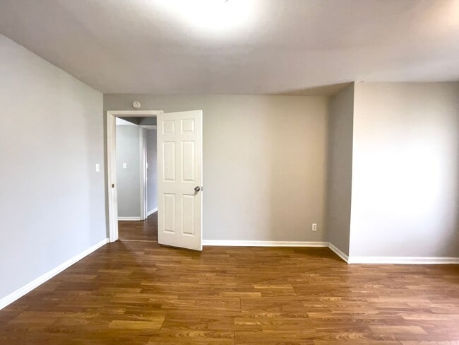 Building Photo - PRELEASING for AUGUST! Pet-Friendly 4BR Walk to Ball State, in unit Washer/dryer and hardwood flo...